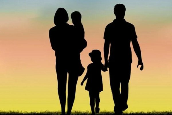 силуэты семьи с двумя детьми