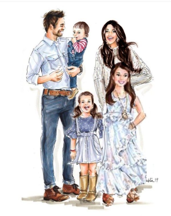 портрет семьи с двумя дочерьми