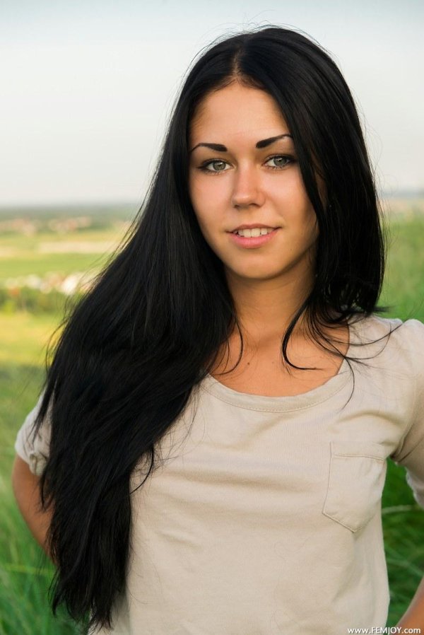 красивая брюнетка