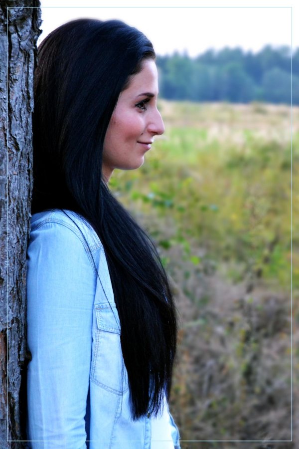 брюнетка с длинными волосами