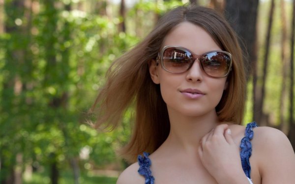 женщина в очках