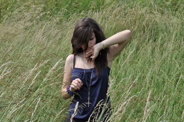 брюнетка с длинными волосами