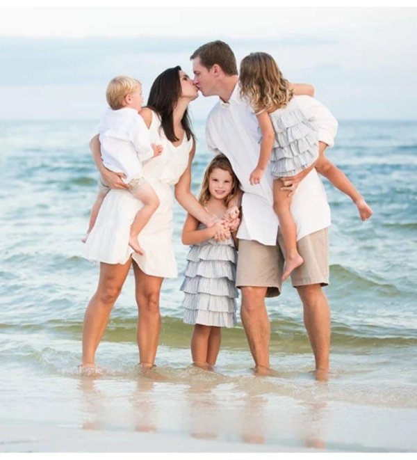 семья на берегу моря