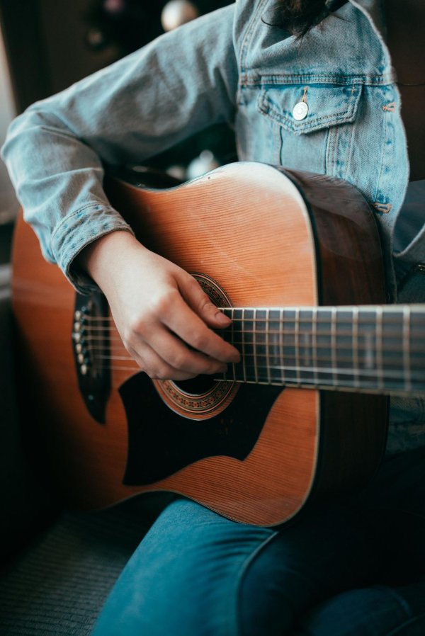 электрогитара в руках