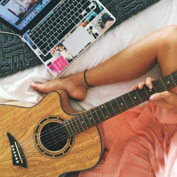 женщина с гитарой