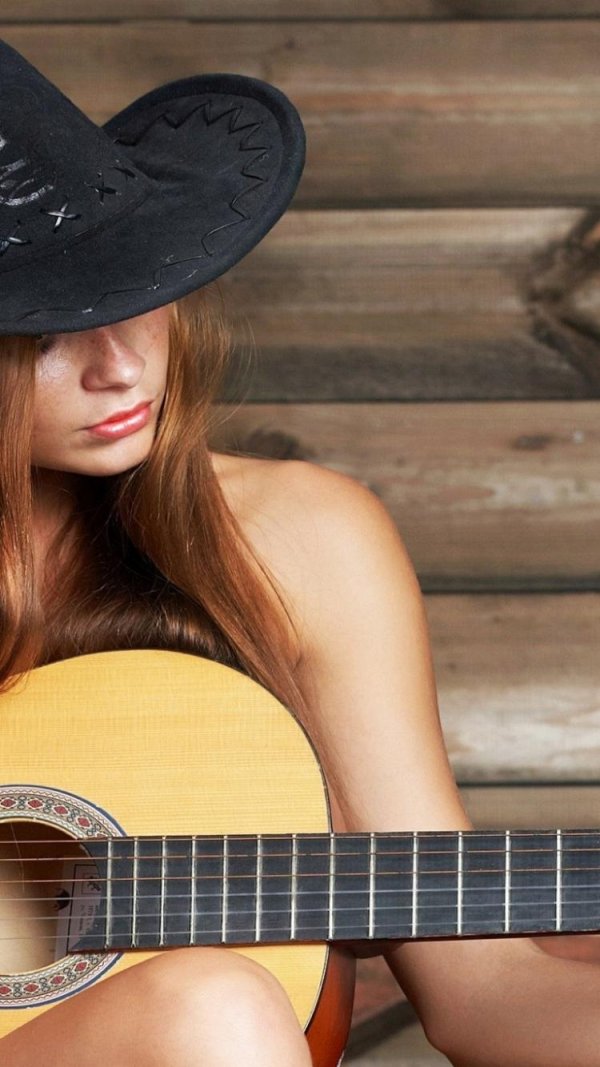 женщина с гитарой
