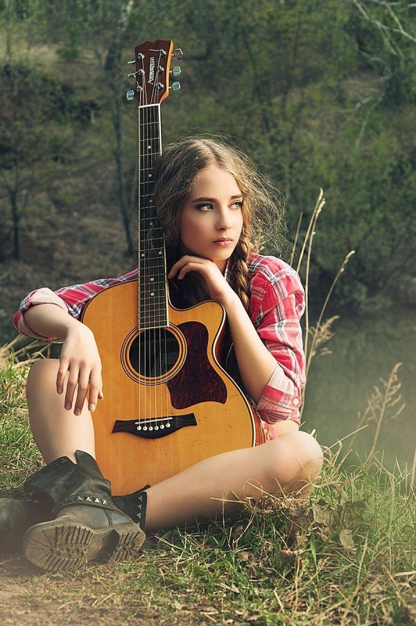 девочка с гитарой