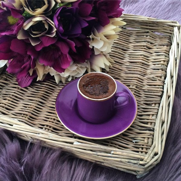 кофе в фиолетовой чашке