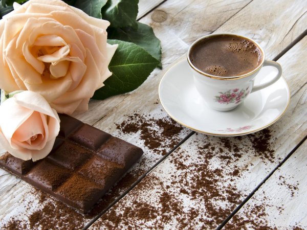 С чашкой кофе с цветами