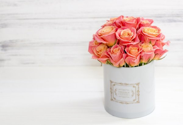 розы в круглой коробке