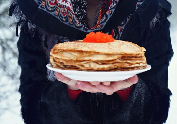 девушка с блинами