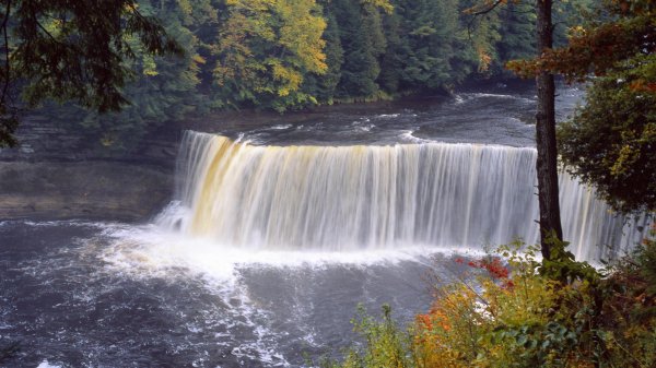 tahquamenon falls