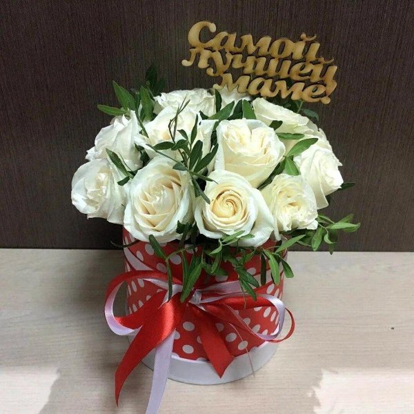 белые розы в коробке