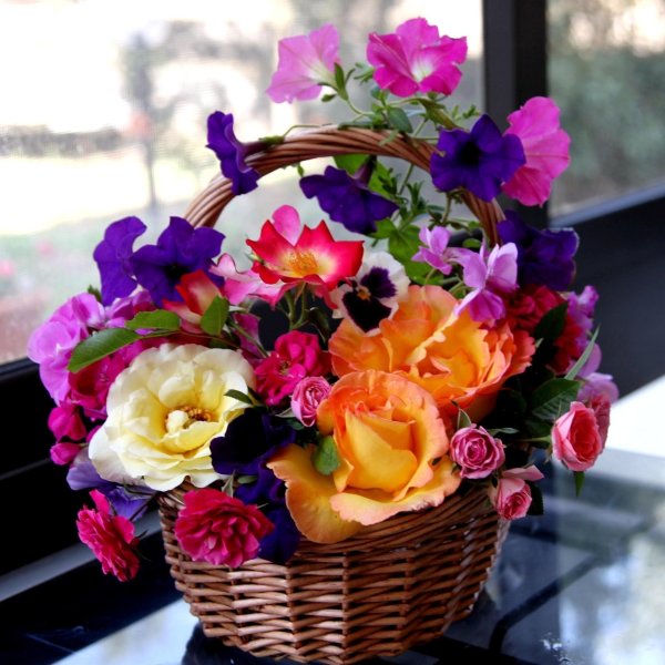 красивая корзина с цветами