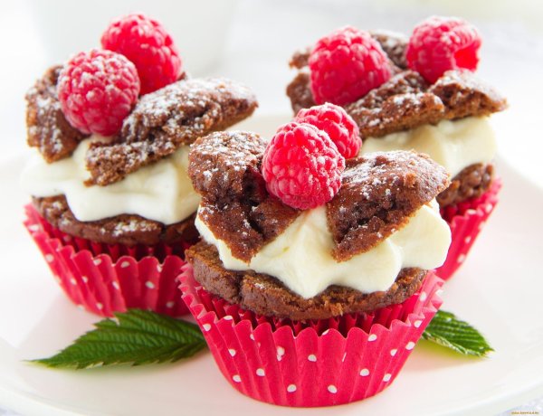 малиновое пирожное