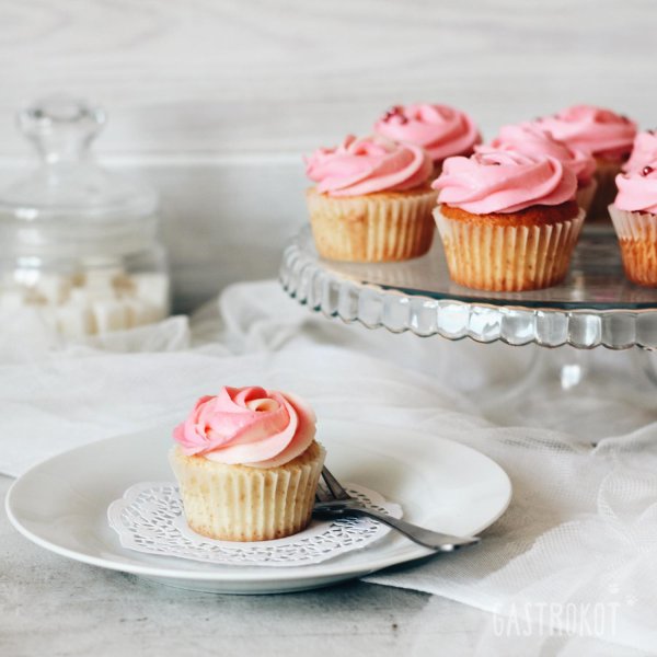 малиновые капкейки