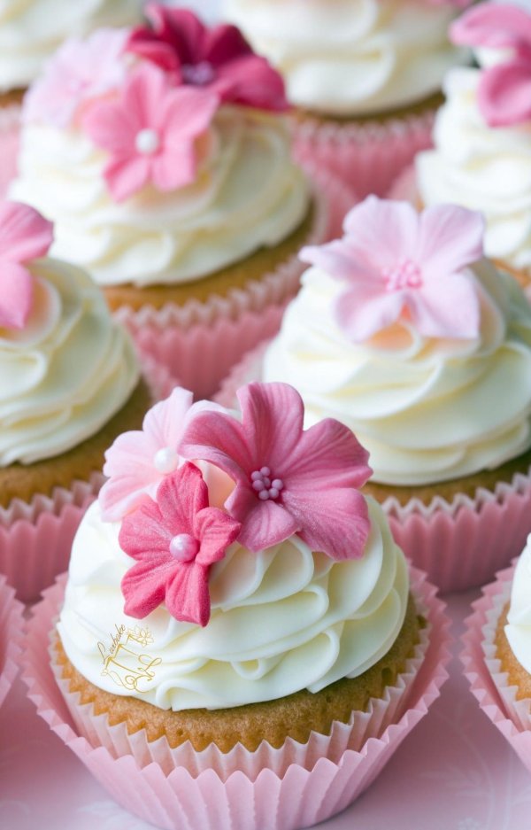 розовые пирожные