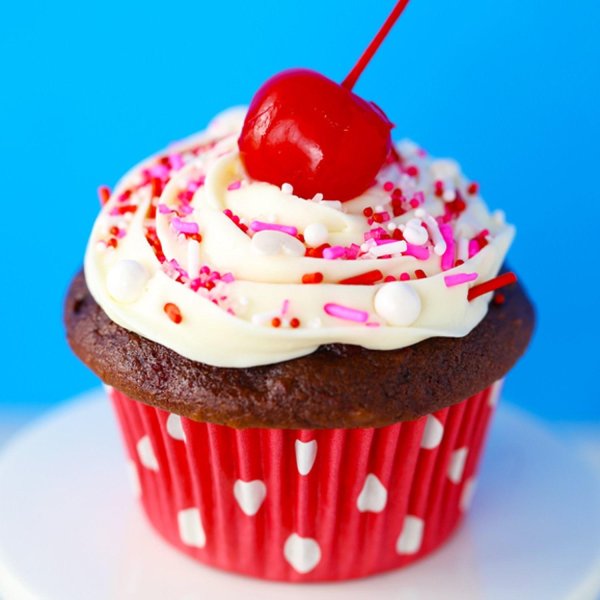 пирожное с вишенкой