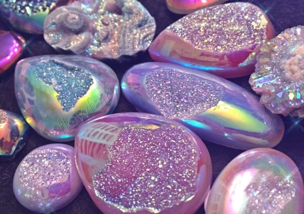 переливающийся камень