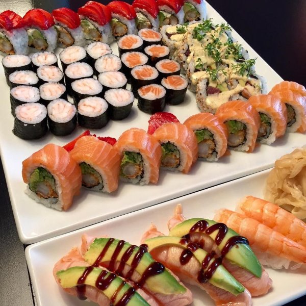 стол с роллами