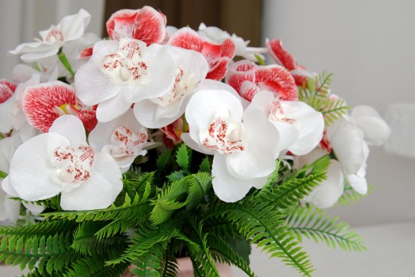 композиция из искусственных орхидей