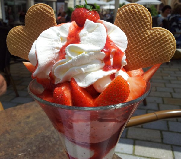 strawberry sundae