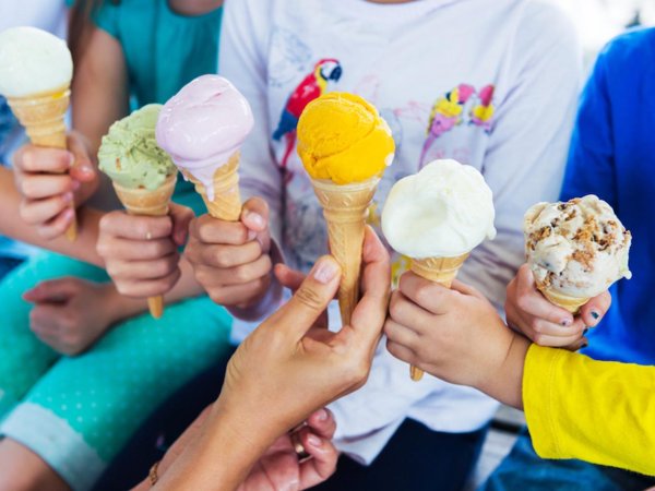 дети с мороженым