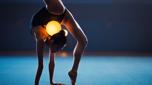 красивая гимнастка