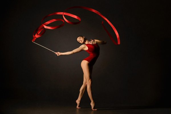 гимнастка с лентой