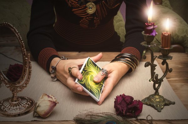 гадалка с картами