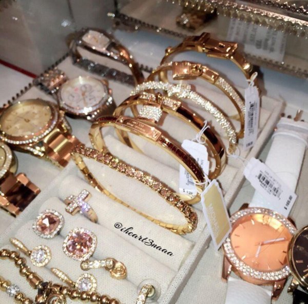 много украшений