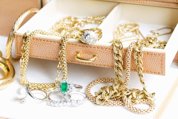 золотое украшение