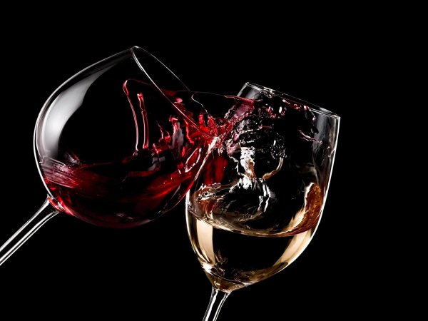 вино на черном фоне