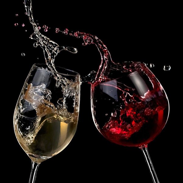 красное вино в бокале