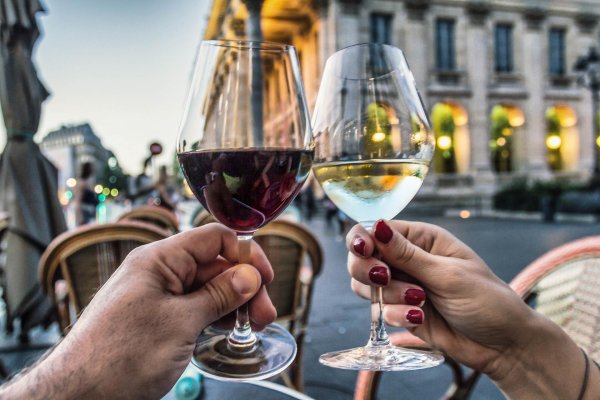 чокаться бокалами