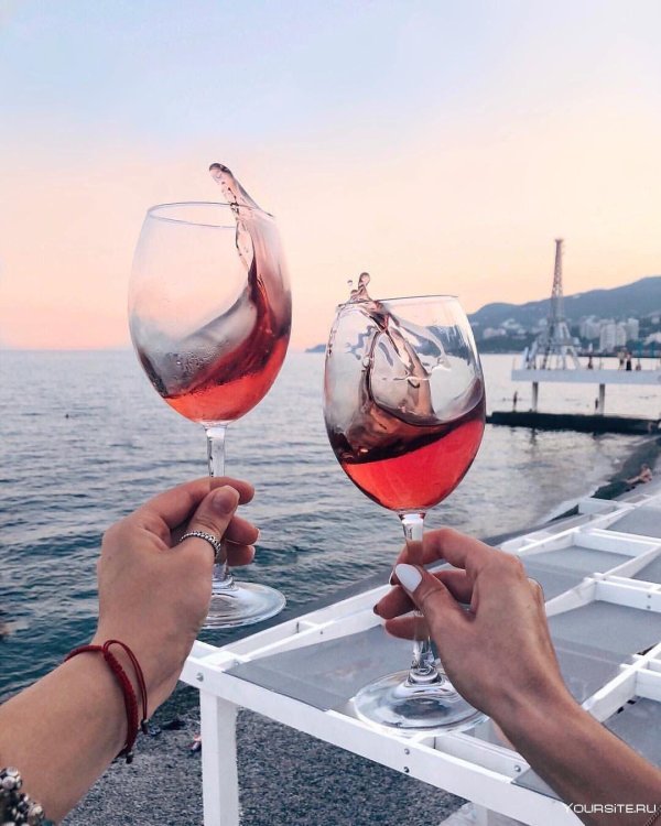 вино на берегу моря