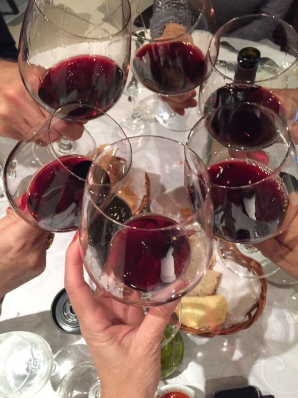 рука с бокалом