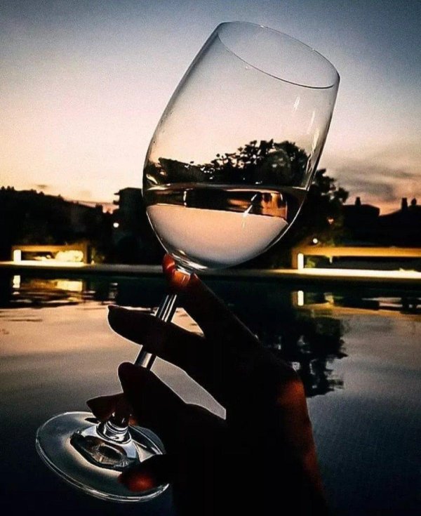 бокал в руке