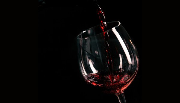 вино на черном фоне