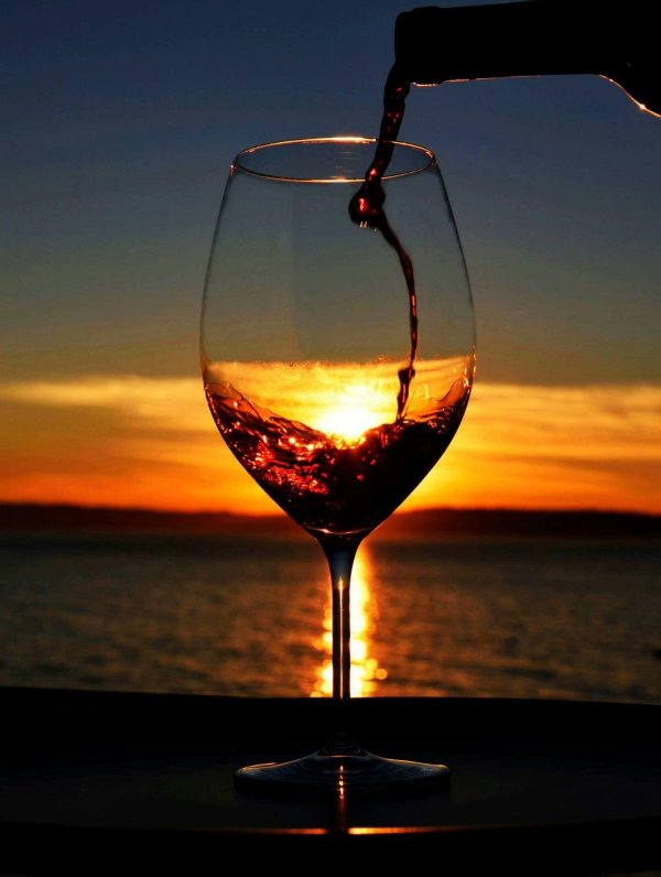 бокал на фоне моря