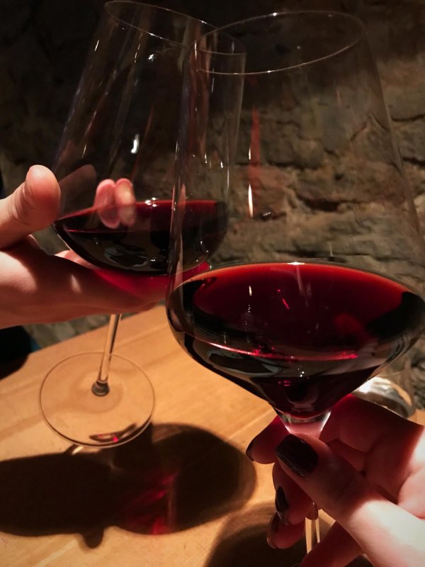 красное вино в бокале