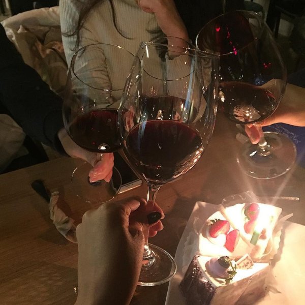 с бокалом вина