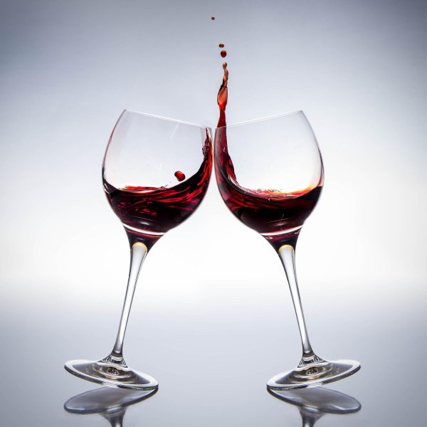 два винных бокала