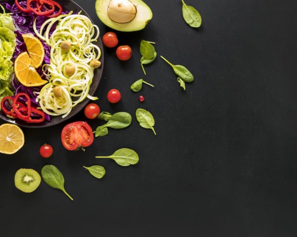 салат на черном фоне