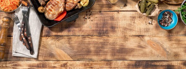 еда на деревянном столе