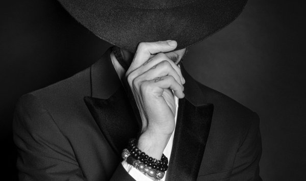 загадочный человек в костюме