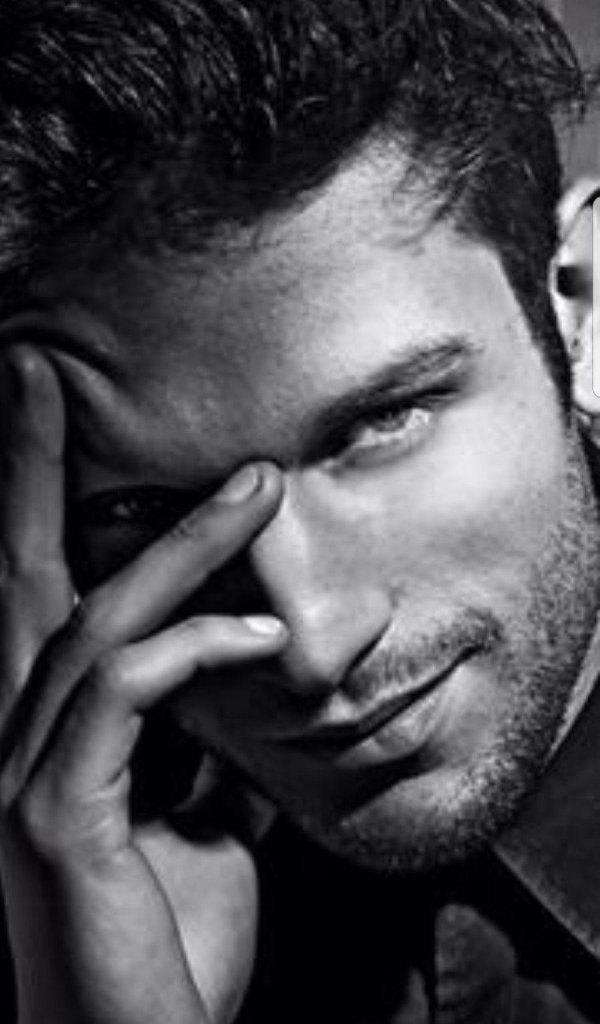 лицо красивого мужчины