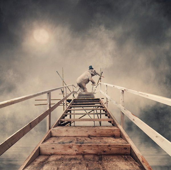 человек поднимается по лестнице