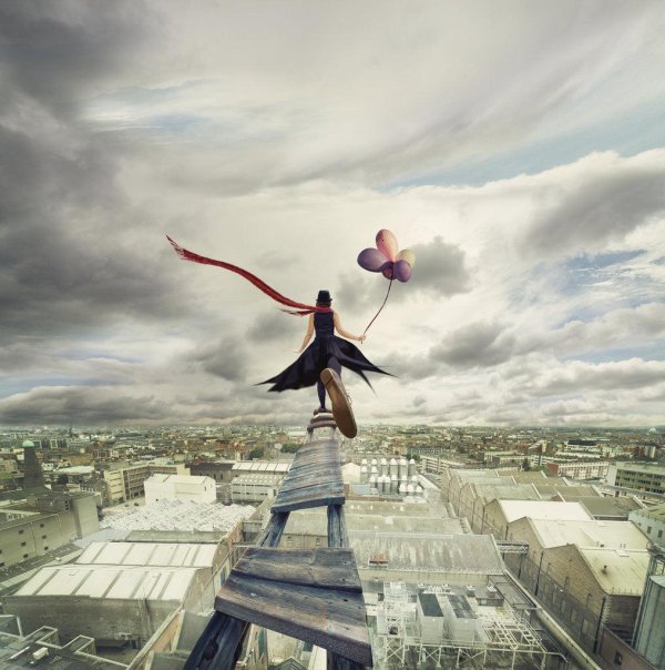 человек парящий над городом