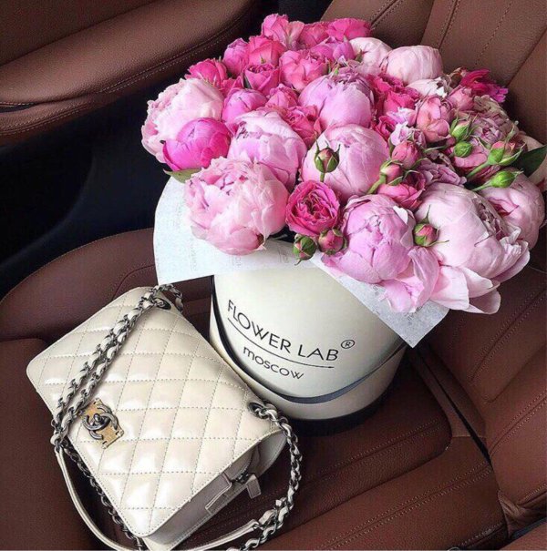 коробка с пионами